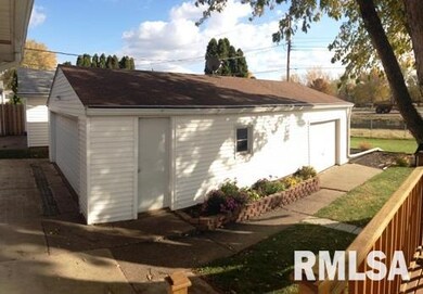 2151 W 34th St, Davenport, IA 52806 - photo 2