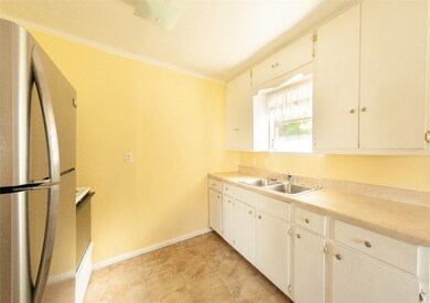 222 E Coombs St, Alvin, TX 77511 - photo 4