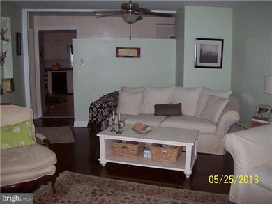 208 Edgewood Ave, Folsom, PA 19033 - photo 4