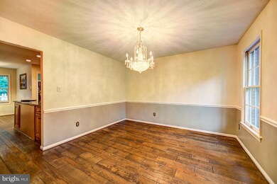 12221 Folkstone Dr, Herndon, VA 20171 - photo 4