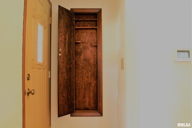 1422 W 36th St, Davenport, IA 52806 - photo 2