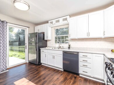 842 N Columbia St, Naperville, IL 60563 - photo 4