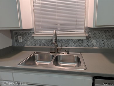 679 Linda Vista Dr, Pontiac, MI 48342 - photo 5