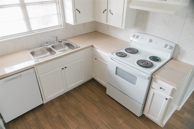 9015 Vinearbor St, Houston, AL 77033 - photo 3