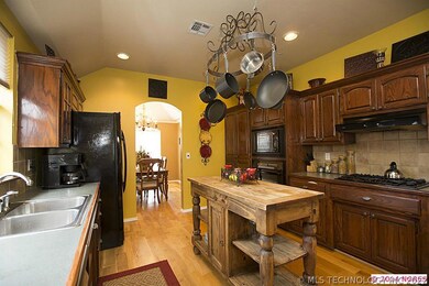 Super-sized kitchen can hold many cooks