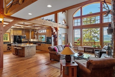 Open entertaining living space between the great r