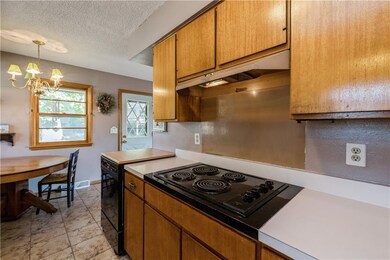 2445 Mansfield Dr, Des Moines, IA 50317 - photo 3