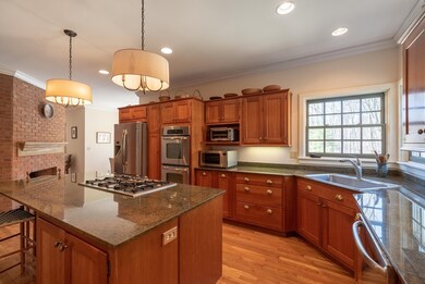 85 Winterberry Ln, Florence, MA 01062 - photo 5