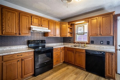 302 E Tom Stafford St, Weatherford, OK 73096 - photo 7