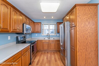 8904 Fox Chase Place, Louisville, KY 40228 - photo 7