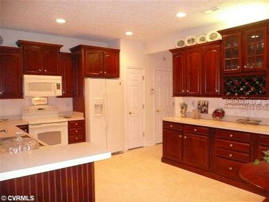 Kitchen - Exceptional kitchen with upgraded cabine