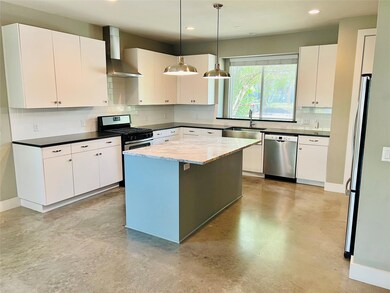 Kitchen with appliances with stainless steel fini