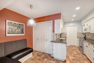 Kitchen /breakfast room. Stainless appliances