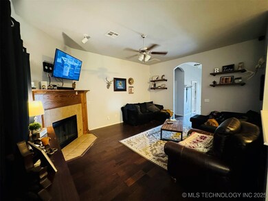 4008 Red Apple Cir, Moore, OK 73160 - photo 5