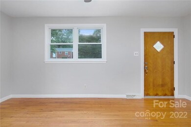 542 Davis St, Statesville, NC 28677 - photo 3