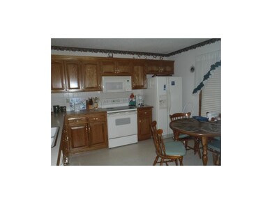 KITCHEN W EATING AREA