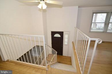 12636 Holkein Dr, Herndon, VA 20171 - photo 2