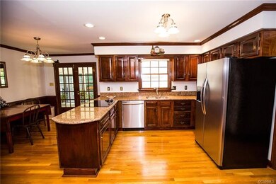 Eat in kitchen with beautiful oak cabinets, granit