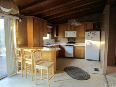 Cozy kitchen, breakfast bar