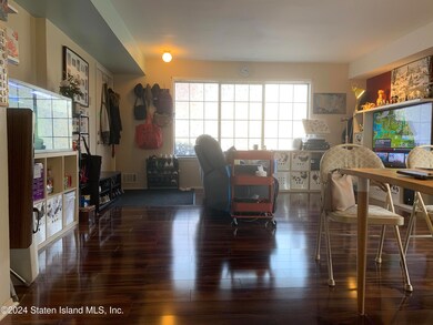 56 Saturn Ln unit 56, Staten Island, NY 10314 - photo 4