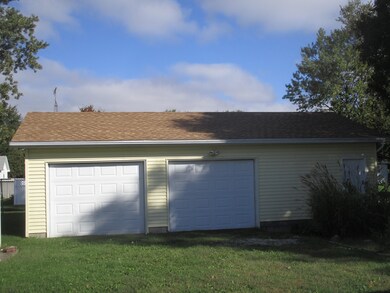 814 E Overton St, Tuscola, IL 61953 - photo 2