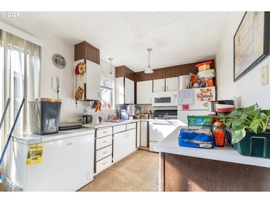 1662 Mcpherson Ave, North Bend, OR 97459 - photo 2