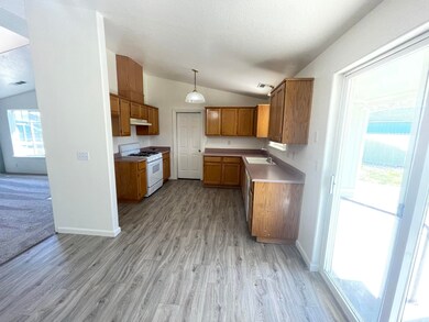 931 Fairfield Cir, Central Point, OR 97502 - photo 7