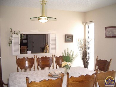 93 SW Pepper Tree Ln, Topeka, KS 66611 - photo 7