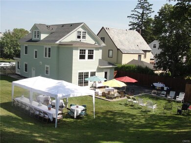 Huge back yard fully fenced, great for entertainin