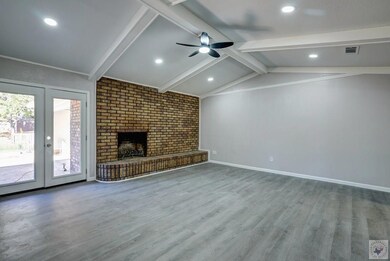 813 Elaine Dr, Wake Village, TX 75501 - photo 4