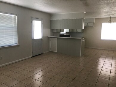 820 Midas Ln, Alvin, TX 77511 - photo 2