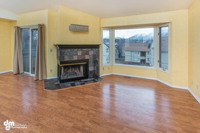 5616 Chilkoot Ct I202-large-013-7-Living