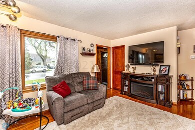 (5) Living Room 2