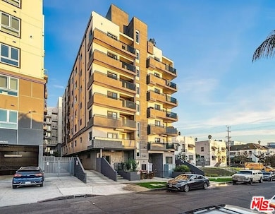 846 S Mariposa Ave unit 705, Los Angeles, CA 90005 - photo 2