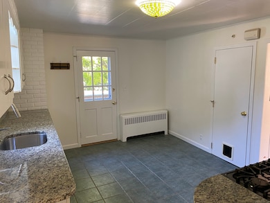 large eat-in kitchen