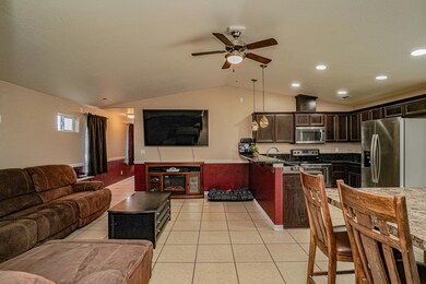 1209 Crown Ave, Central Point, OR 97502 - photo 3