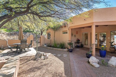 Courtyard w.Fountain & Seating Area