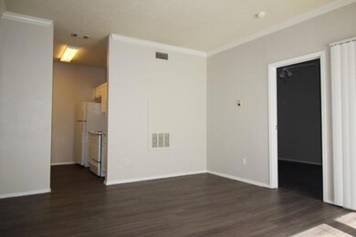 Empty room with ornamental molding, dark wood-typ