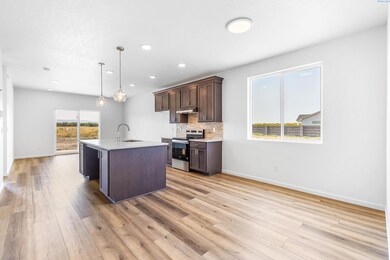 402 Amberly Ave, Grandview, WA 98930 - photo 6