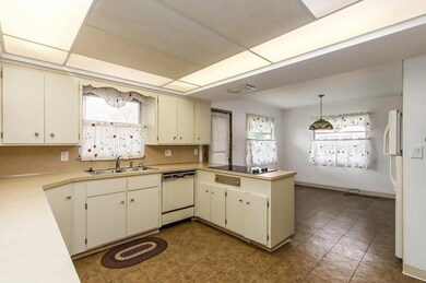 Kitchen & Breakfast Area