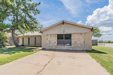 109 Wren Ct, Cleburne, TX 76033 - photo 2