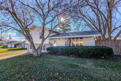 325 S 8th Ave W, Newton, IA 50208 - photo 3