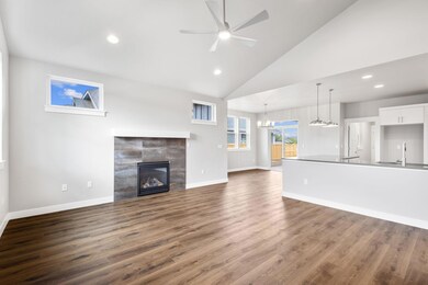 1733 NW Hemlock Ave, Redmond, OR 97756 - photo 4