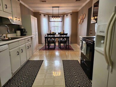 Eat-in Kitchen