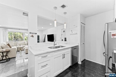 800 River Rd unit 301, Edgewater, NJ 07020 - photo 6