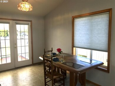 382 Morse Ave, Creswell, OR 97426 - photo 3