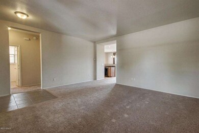 ENTRY / LIVING ROOM