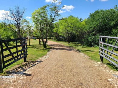485 Lois Cir, Granbury, TX 76049 - photo 2