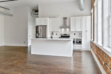 02_312StateStreet_UnitA_91001_KitchenLiv
