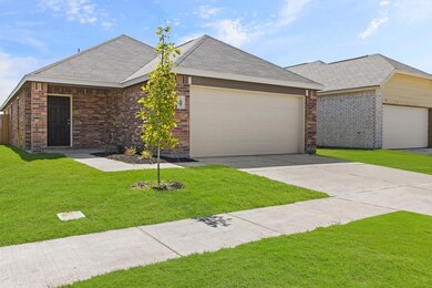 1607 Luke St, Ennis, TX 75119 - photo 2